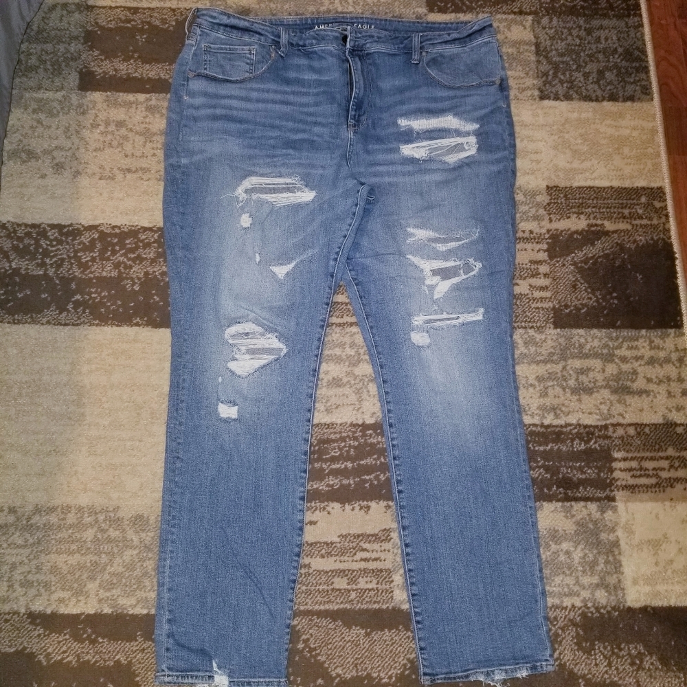 American Eagle 24L Distressed Jeans